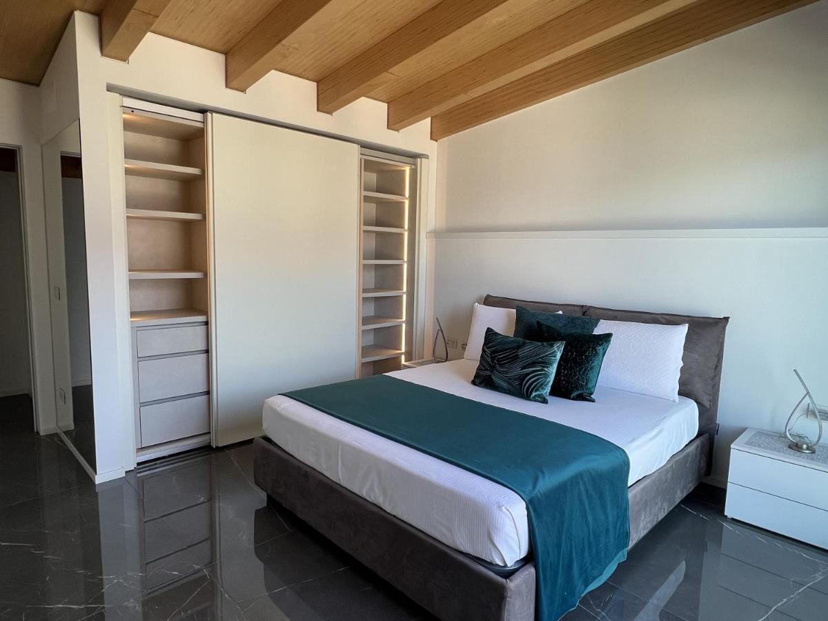Luxury Lakefront Penthouse Lezzeno Buitenkant foto
